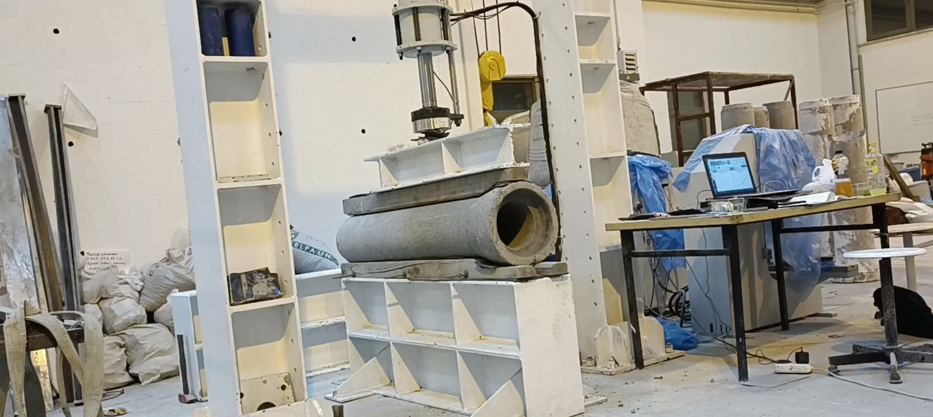 Geopolimer Beton Boruların Basınç Dayanım Testi